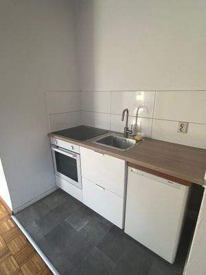 Wohnung im HP moderne Küchenzeile mit Kühlschrank