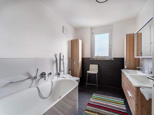 Badezimmer 1 mit Badewanne