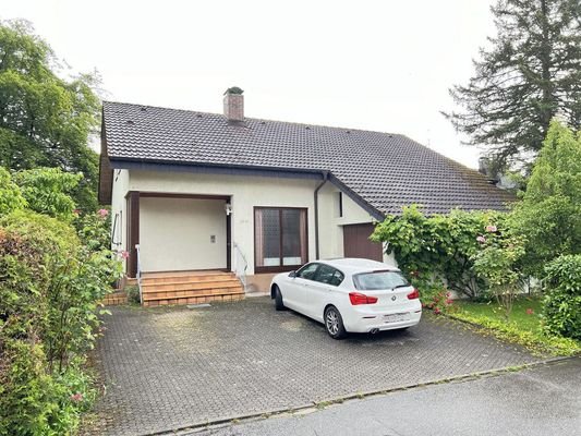 Haus mit Einliegerwohnung und Garage