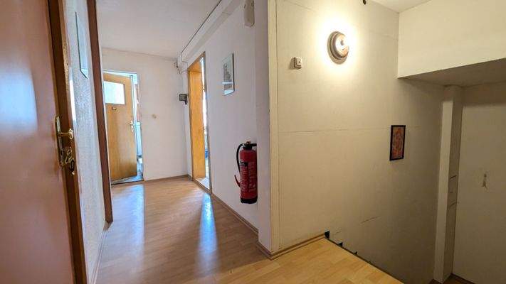 Flur zur WE 2. OG mi + re