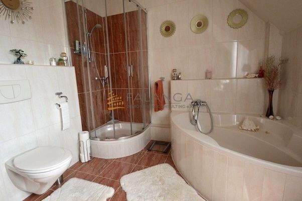 Tageslichtbad mit Badewanne und Dusche