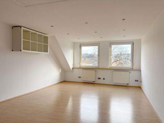 weiteres Zimmer mit Fenstern im DG leerstehend