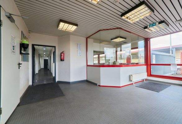 021_Verwaltung Foyer von Sitzbereich.jpg