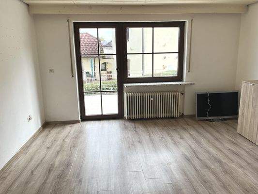 helles Wohnzimmer mit Terrassenzugang