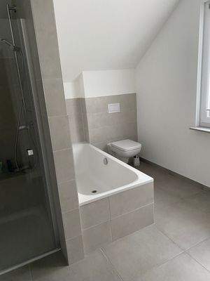 Badezimmer mit Dusche & Wanne im OG