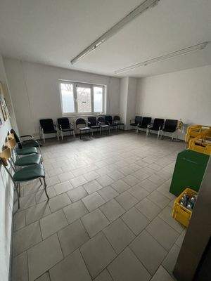 Wartezimmer mit Stühlen