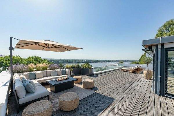 (KI) Weitläufige Dachterrasse mit sensationellem Blick! (KI)