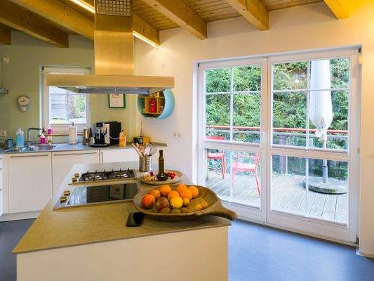 Wohnzimmer mit offener Küche