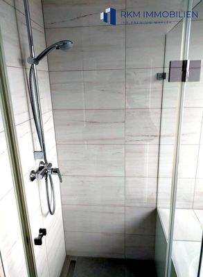 Badezimmer mit Badewanne + Dusche + Fenster