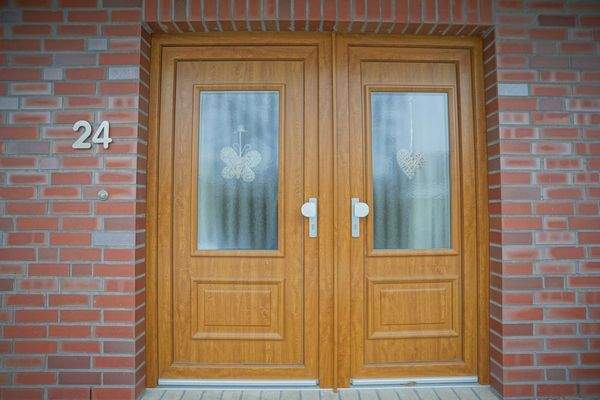 Doppelflügelige Hauseingangstür