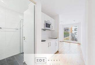 Blick ins Bad und ins Zimmer