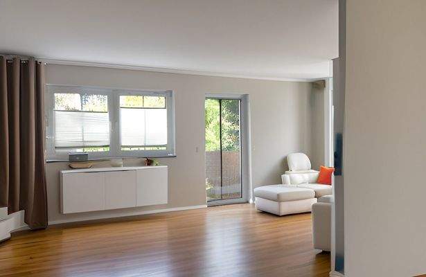 Wohnzimmer im EG mit Ausgang auf die Terrasse (Einrichtung KI-generiert)