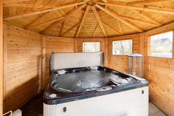 Pavillon mit Whirlpool im Garten