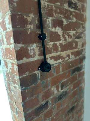 Verkabelte Backsteinwand