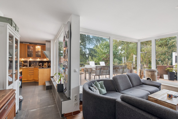 Großzügig umlaufende Fensterflächen