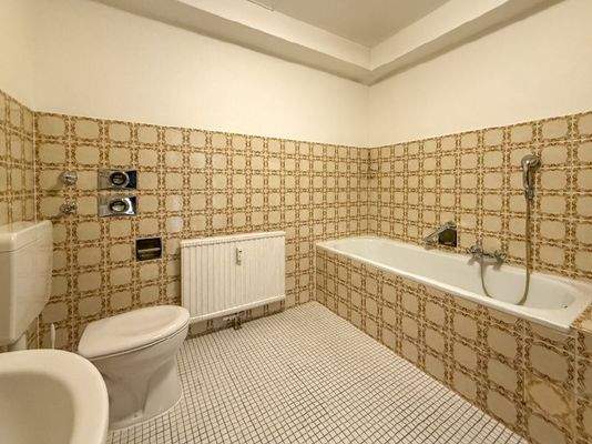 Bad mit Wanne und Dusche