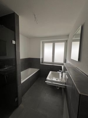 Bad mit Dusche &amp; Badewanne.jpg