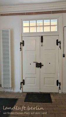 Lehnschulzenhaus EG, Eingangstür und ausgetretener Ziegelboden.jpg