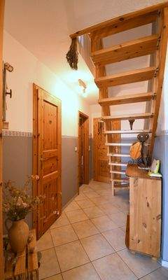 Flur mit Treppe ins DG