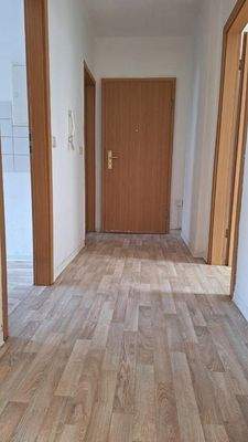 Flur (Sicht zur Eingangstür)