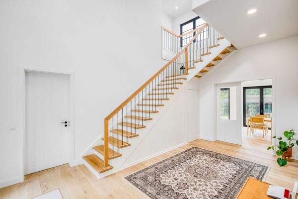 Entrée mit Treppe ins Obergeschoss