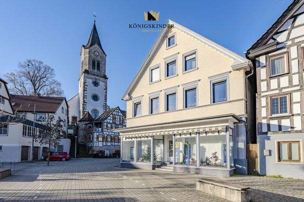 Das schmucke Vorderhaus ziert den historischen Ortskern. 