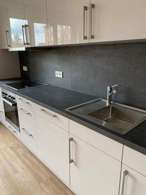 Moderne Küche mit Geräten