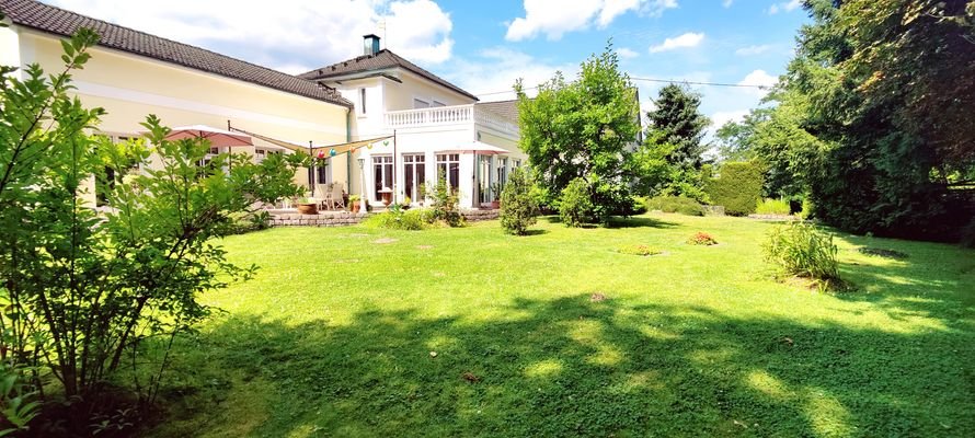 Ansicht vom Garten zur Terrasse