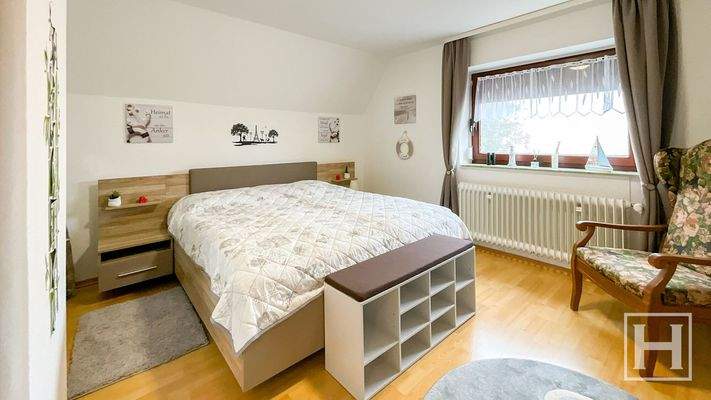 Lichtdurchflutetes Dachgeschoss-Schlafzimmer