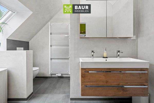 Dachspitz Badezimmer modernisiert 2017 mit Bodenleicher Dusche