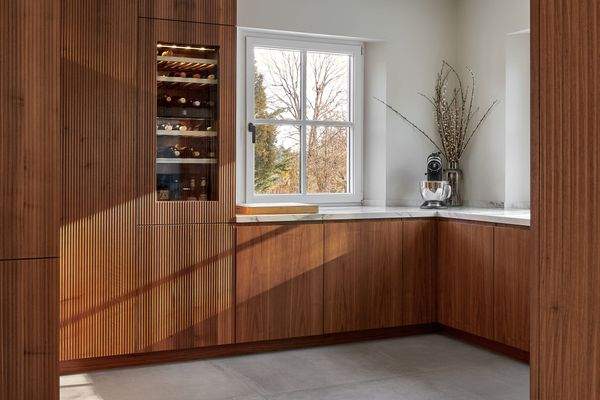 Lichtdurchflutete Küche aus Nussholz