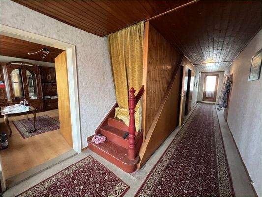 Flur im OG mit Treppe zum DG