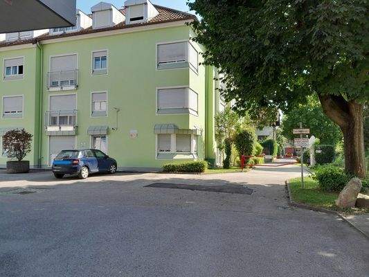 Stellplätze vorm Haus