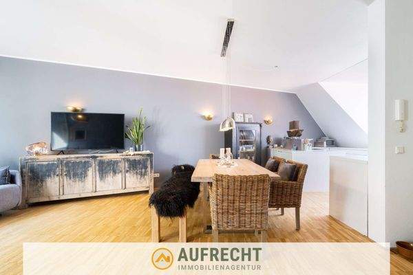 lichtdurchfluteter Wohn- und Essbereich