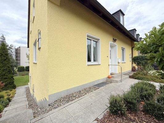 gepflasterte Wege entlang des Hauses