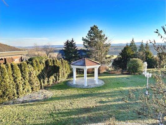 parkähnlicher Garten mit Weitblick