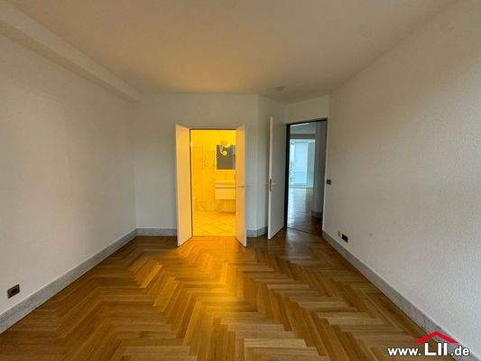 Schlafzimmer mit En-suite Badezimmer