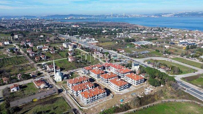 Real Estate in Complex with Sea View and Pool in Yalova Altınova