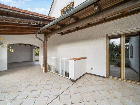 Terrasse mit Zugang zum Keller