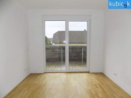 1. Zimmer mit Ausgang zum Balkon