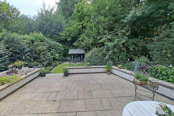 Blick von der Terrasse in den Garten