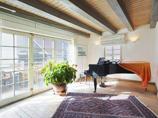 Lichtdurchfluteter Wohnbereich mit Zugang zum Balkon