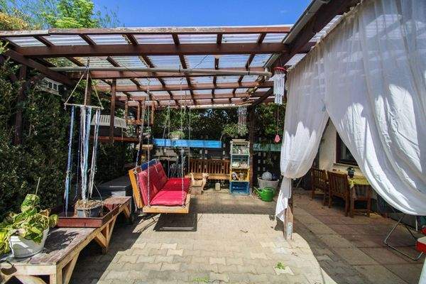 Teilsüberdachter Außenbereich der Terrasse