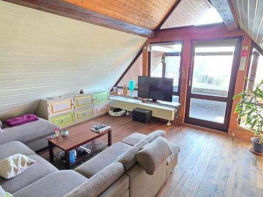 Studio-Wohnzimmer mit Balkon