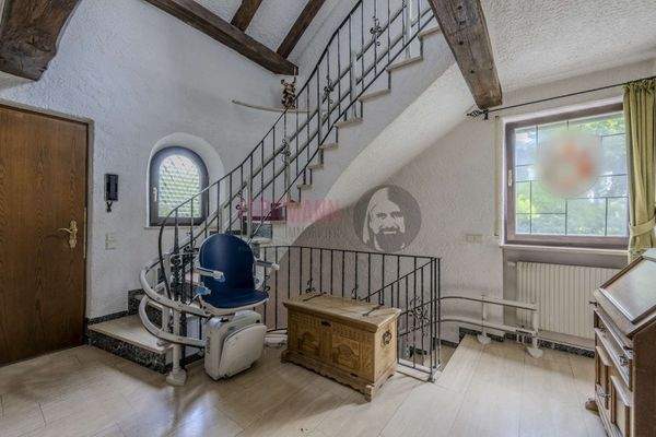 Eingangsbereich mit Treppenlift