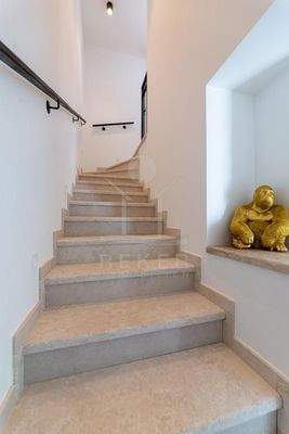 Obergeschoss: 4 komfortable Schlafzimmer, 3 Badezimmer & Balkon 