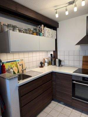 Küchenzeile mit Spüle und Geschirrspüler