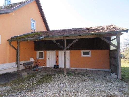 Anbau mit überdachtem Vorplatz
