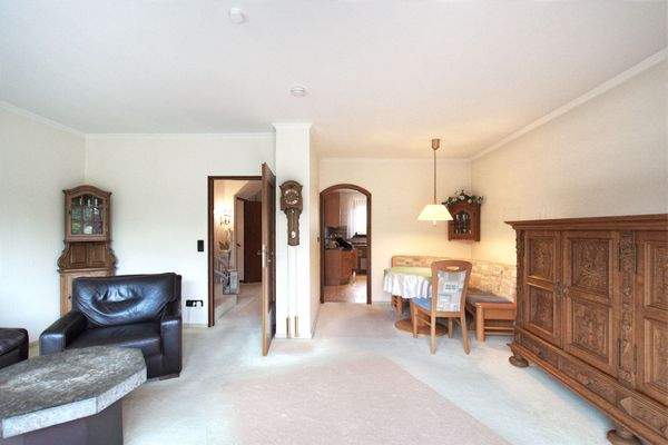 Wohnzimmer und Essbereich mit Zugang zur Küche