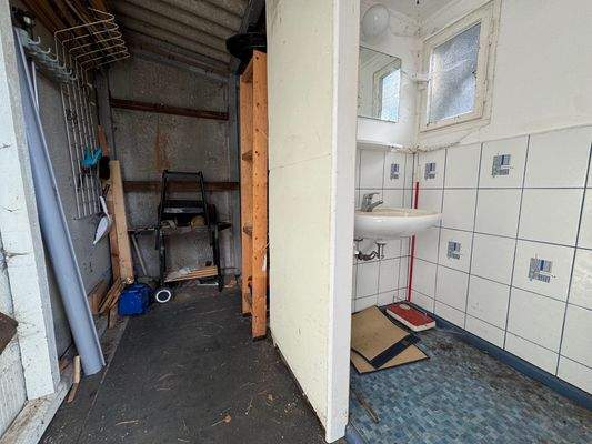 Sanitärbereich Gartenhaus.JPG